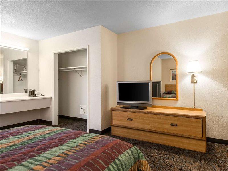 Rodeway Inn & Suites Colorado Springs Exterior foto