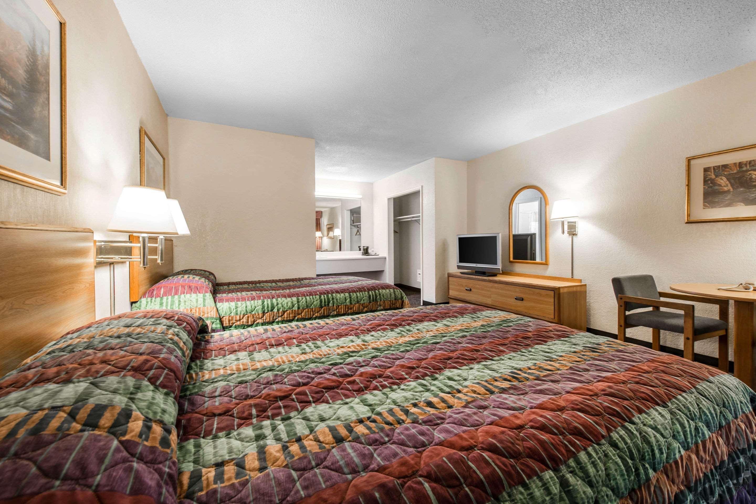 Rodeway Inn & Suites Colorado Springs Exterior foto