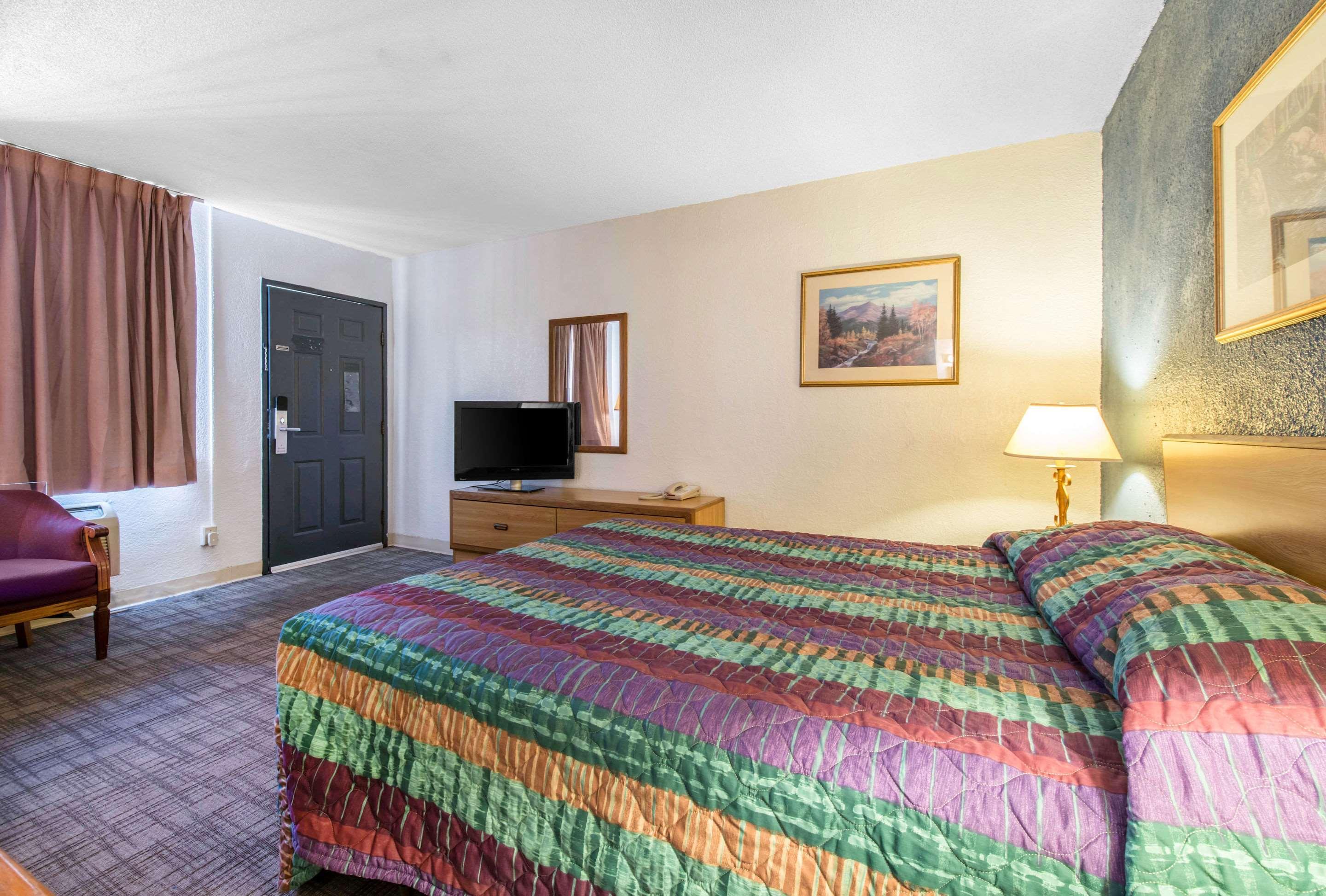Rodeway Inn & Suites Colorado Springs Exterior foto