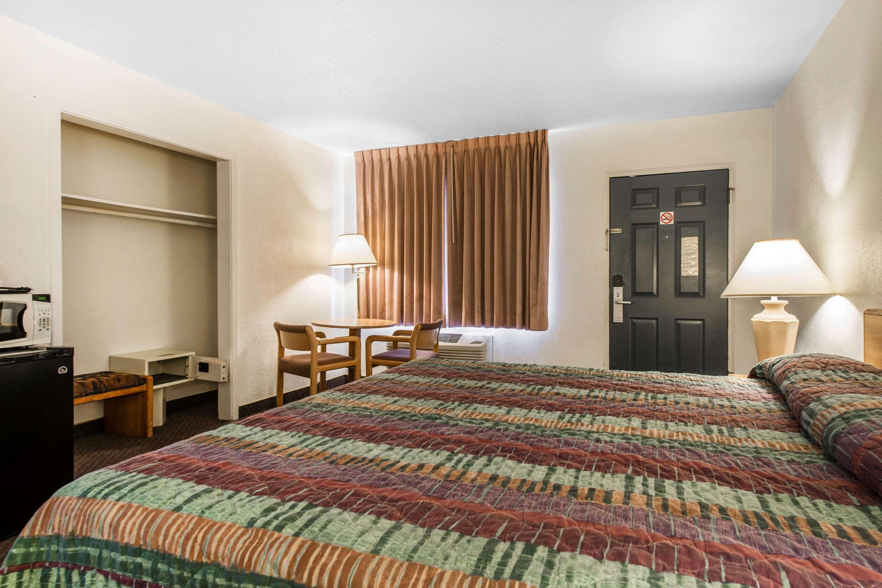 Rodeway Inn & Suites Colorado Springs Exterior foto