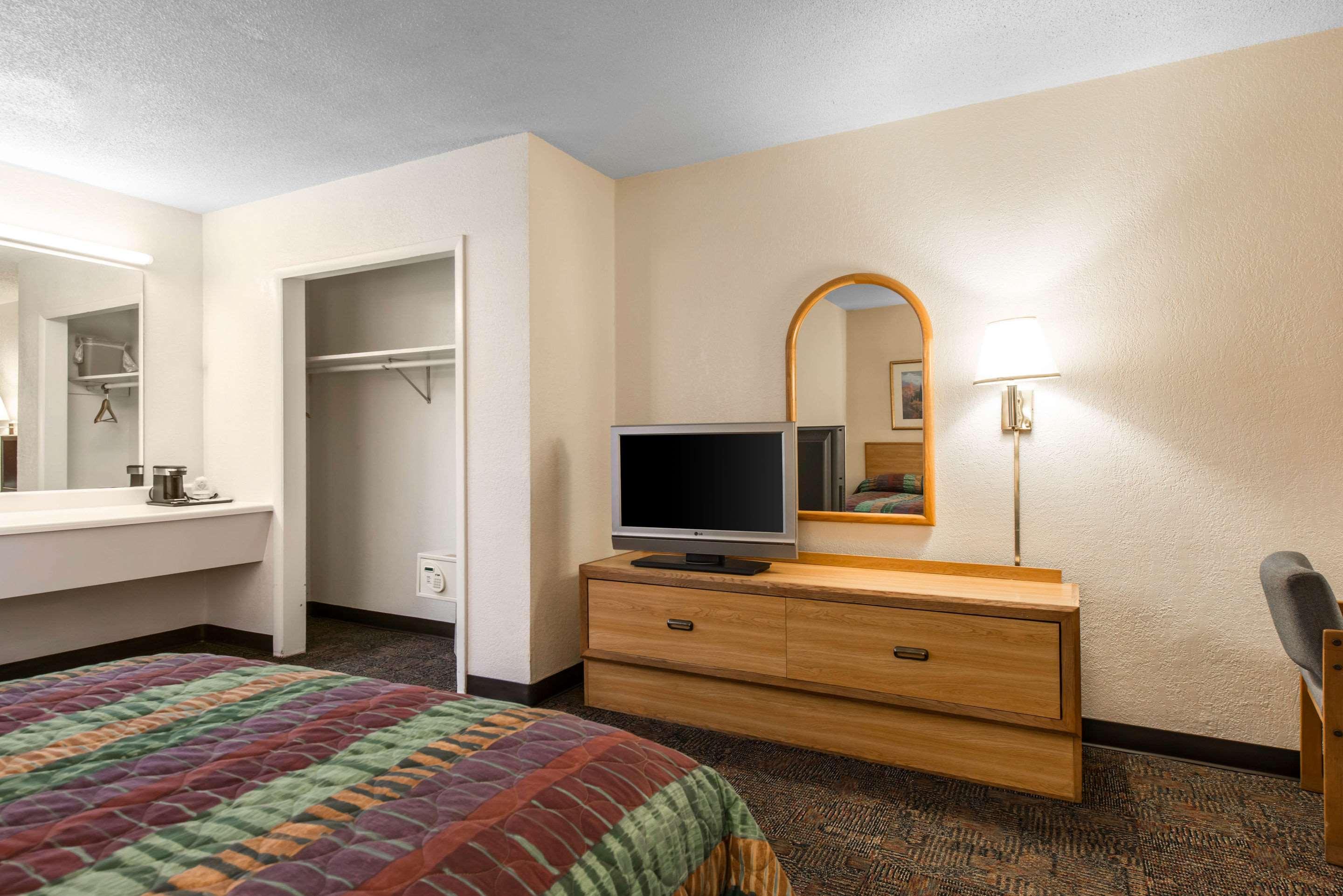 Rodeway Inn & Suites Colorado Springs Exterior foto