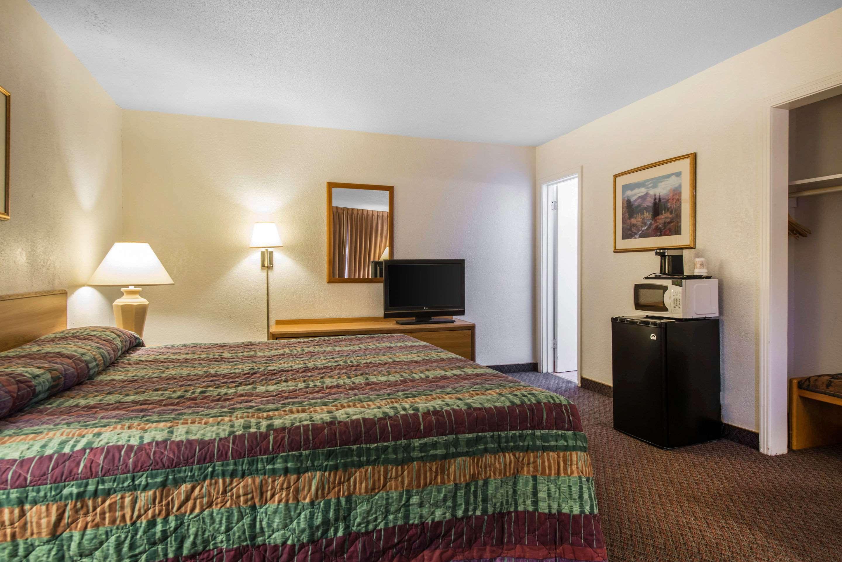 Rodeway Inn & Suites Colorado Springs Exterior foto