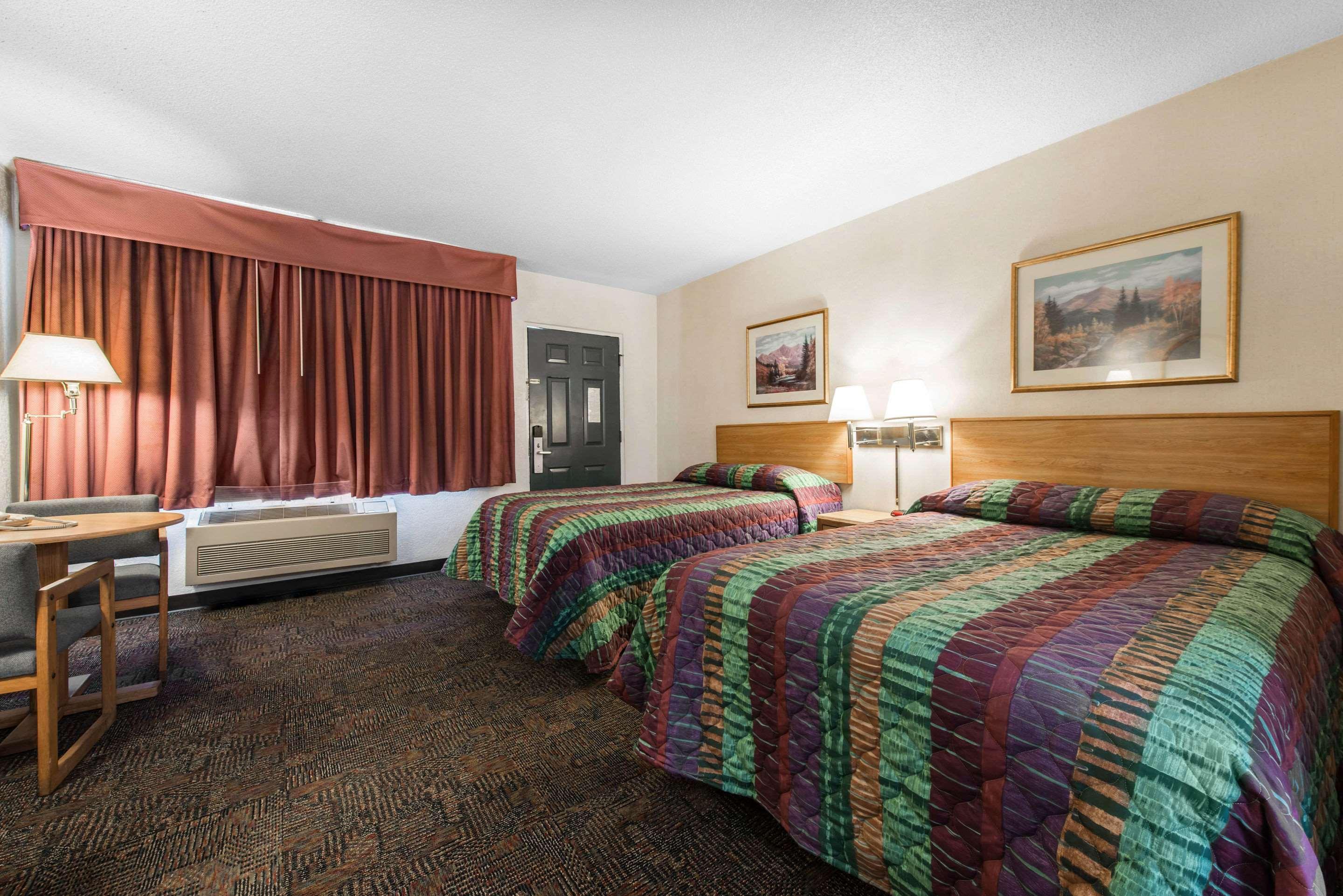 Rodeway Inn & Suites Colorado Springs Exterior foto