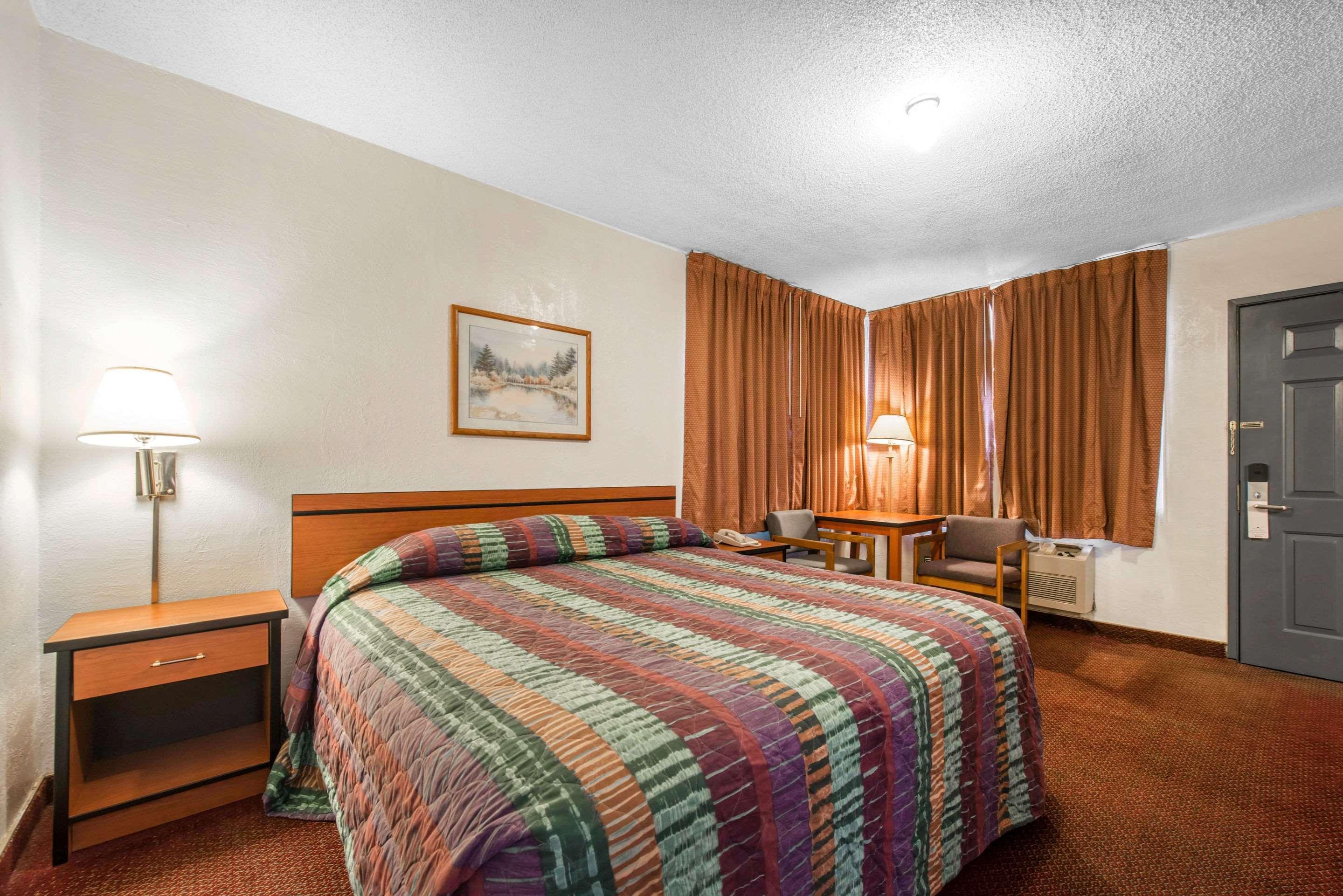Rodeway Inn & Suites Colorado Springs Exterior foto
