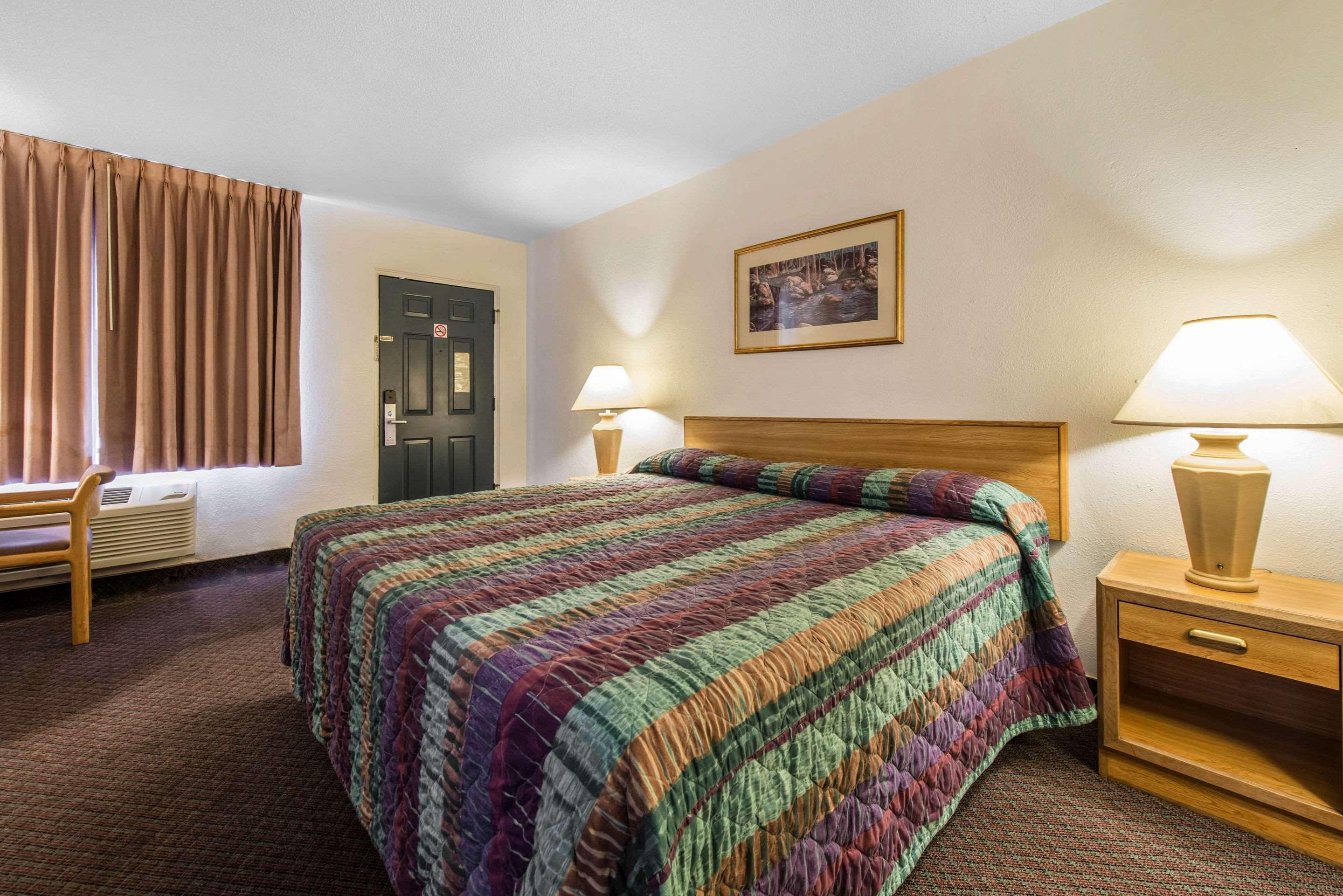 Rodeway Inn & Suites Colorado Springs Exterior foto